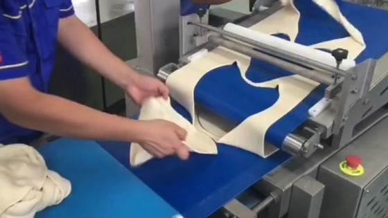 comprar Espessura mínima congelada industrial da massa do equipamento de fabricação da pizza 2,5 milímetros para a base congelada da pizza online manufacture