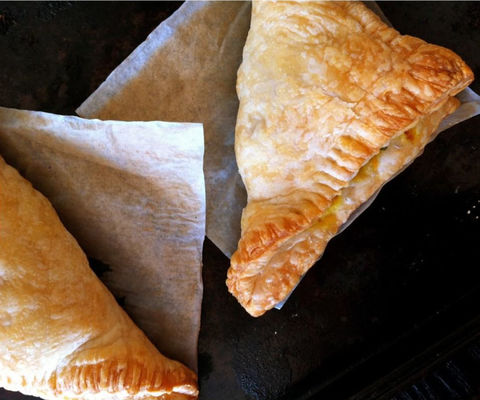 comprar Linha de Produção de Pastelaria Automatizada com Controlo por Ecrã Tátil PLC e 1 Ano de Garantia para Processamento de Croissants e Pão Dinamarquês online manufacture