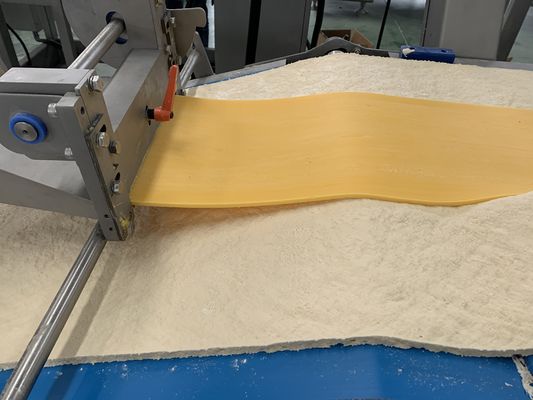 comprar 600-1200 kg/H Capacidade Linha de produção de bolos de bolos de bolos semi-automática / totalmente automática para bolos recheados ou vazios Fabricação em linha